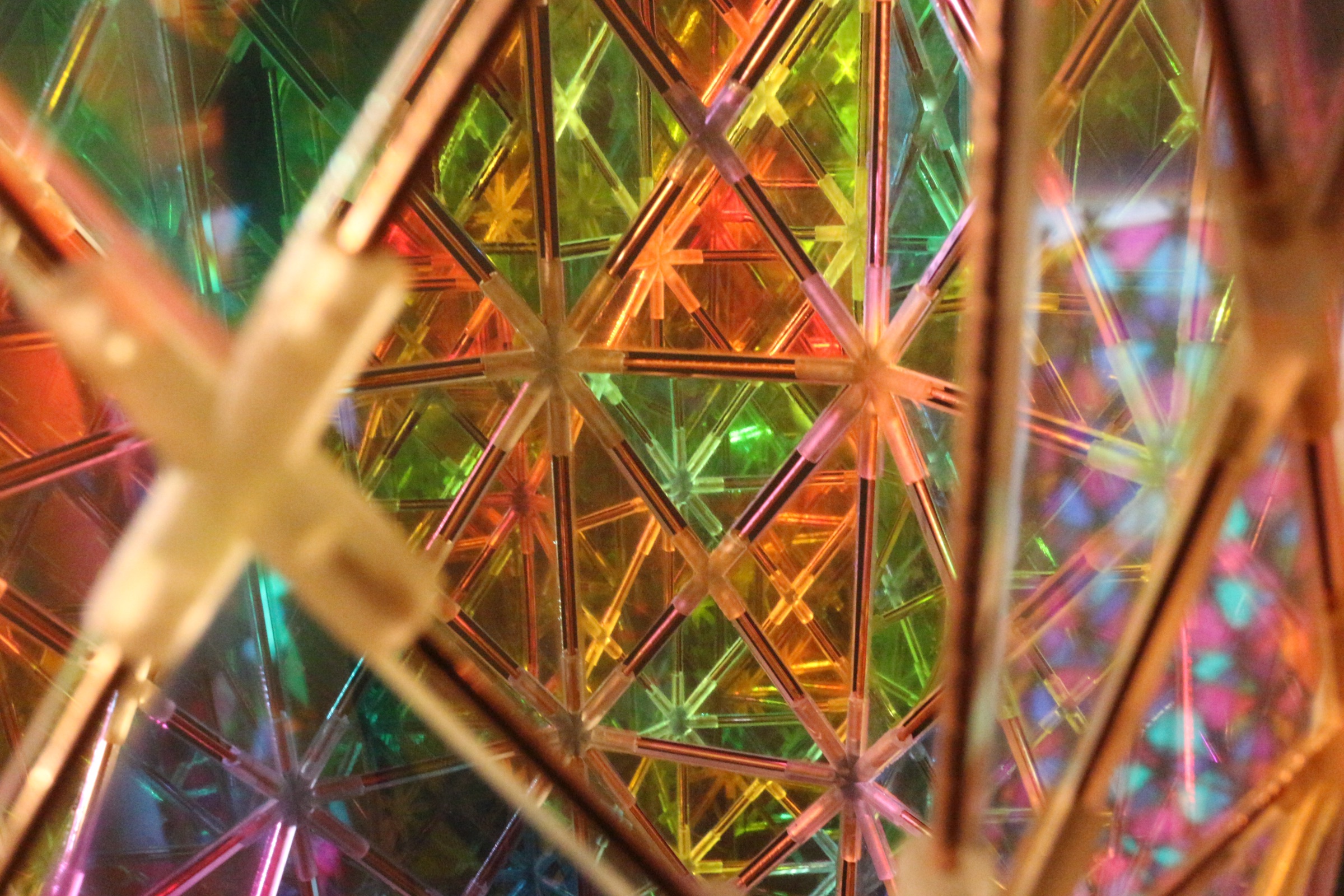 Detail door de kleurrijke geometrische constructie van Different Reflections